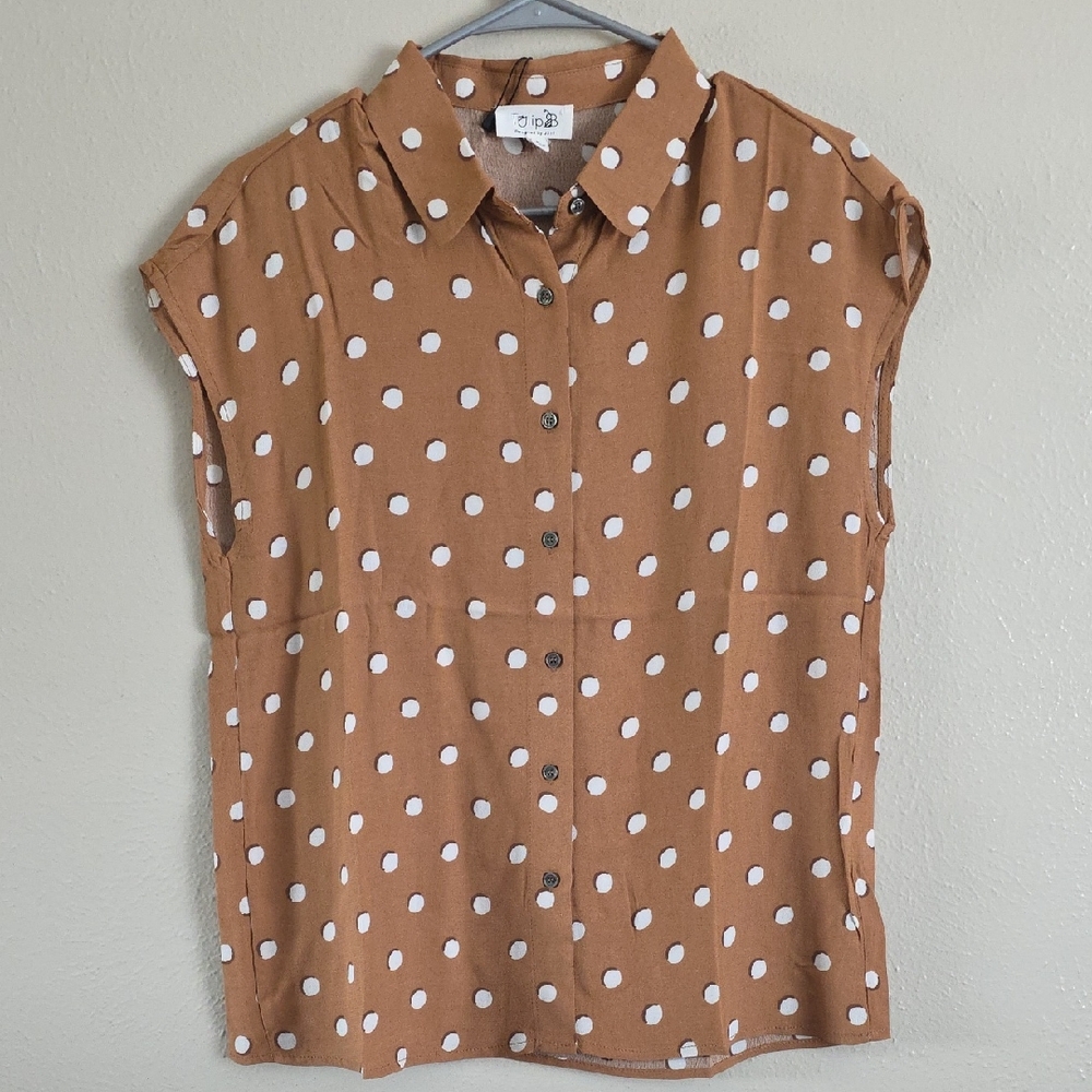 Sleeveless Polka Dot Button-Down Shirt in Brown/White